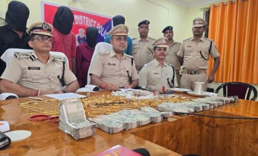 ଛଣଗିରି ଅଳଙ୍କାର ଦୋକାନ ଲୁଟ ଘଟଣାର ପର୍ଦ୍ଧାଫାଶ ; ୪ ଗିରଫ,୯୦୦ ଗ୍ରାମ ସୁନା,୨୩୬୩ ଗ୍ରାମ ୯୪୦ ରୁପା,ନଗଦ ୯ ଲକ୍ଷ ୪୫ ହଜାର ଟଙ୍କା ,ଦେଶୀ ବନ୍ଧୁକ, ୨ ଜୀବନ୍ତ ଗୁଳି,୧ ଭୁଜାଲି ଜବତ।