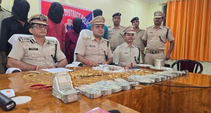 ଛଣଗିରି ଅଳଙ୍କାର ଦୋକାନ ଲୁଟ ଘଟଣାର ପର୍ଦ୍ଧାଫାଶ ; ୪ ଗିରଫ,୯୦୦ ଗ୍ରାମ ସୁନା,୨୩୬୩ ଗ୍ରାମ ୯୪୦ ରୁପା,ନଗଦ ୯ ଲକ୍ଷ ୪୫ ହଜାର ଟଙ୍କା ,ଦେଶୀ ବନ୍ଧୁକ, ୨ ଜୀବନ୍ତ ଗୁଳି,୧ ଭୁଜାଲି ଜବତ।