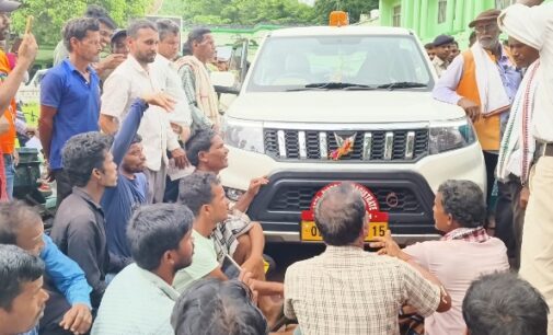 ସାର ପାଇଁ ନୟାଗଡ଼ରେ ଚାଷୀଙ୍କ ତୁମୁଳ କାଣ୍ଡ, ଅତିରିକ୍ତ ଜିଲ୍ଲାପାଳ ଗାଡି ଆଗରେ ଶୋଇଲେ ଚାଷୀମାନେ