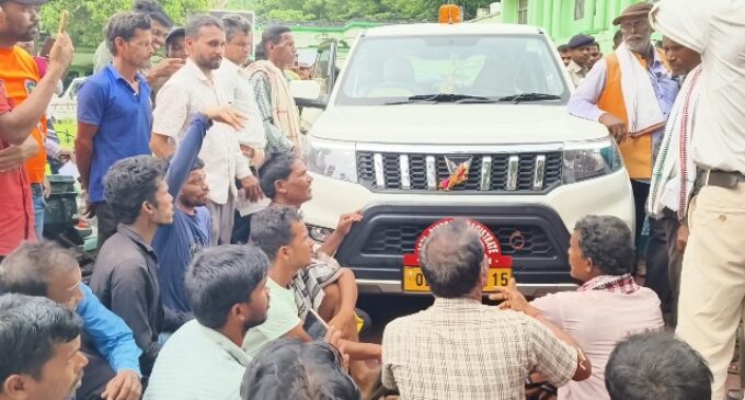 ସାର ପାଇଁ ନୟାଗଡ଼ରେ ଚାଷୀଙ୍କ ତୁମୁଳ କାଣ୍ଡ, ଅତିରିକ୍ତ ଜିଲ୍ଲାପାଳ ଗାଡି ଆଗରେ ଶୋଇଲେ ଚାଷୀମାନେ