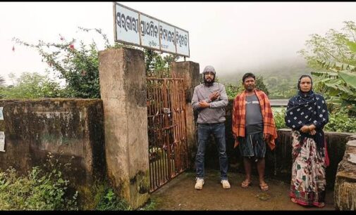 ଜମି ମାଲିକ ସରକାରୀ ବିଦ୍ୟାଳୟରେ ପକାଇଲେ ତାଲା : ବର୍ଷାରେ ଭିଜିଲେ ଛାତ୍ରୀଛାତ୍ର