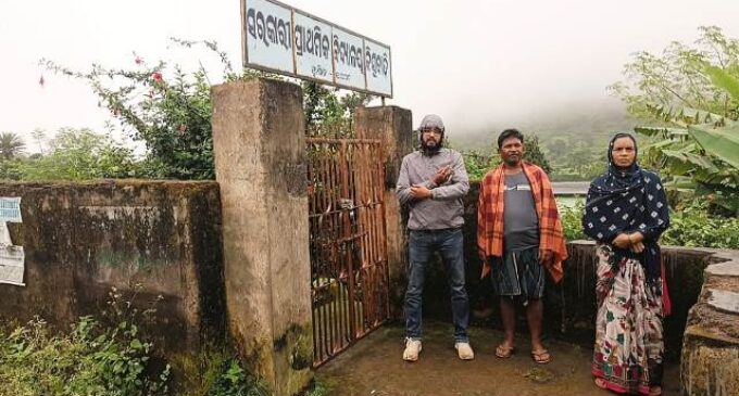 ଜମି ମାଲିକ ସରକାରୀ ବିଦ୍ୟାଳୟରେ ପକାଇଲେ ତାଲା : ବର୍ଷାରେ ଭିଜିଲେ ଛାତ୍ରୀଛାତ୍ର