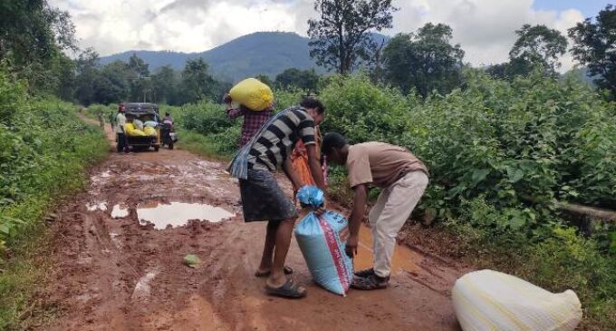 କୁମ୍ଭାରୀଗାଁକୁ ସଂଯୋଗ କରୁଥିବା ରାସ୍ତା ପାଲଟିଛି ମରଣ ଯନ୍ତା : କାହାକୁ କହିବା ଶୁଣିବ କିଏ, ଚିନ୍ତାରେ ଅଞ୍ଚଳବାସୀ