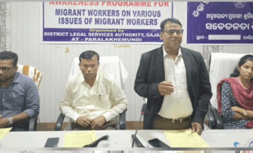 ଗଜପତି : ଜିଲ୍ଲା ଆଇନସେବା ପ୍ରାଧିକରଣ ପକ୍ଷରୁ ପ୍ରବାସୀ ଶ୍ରମିକଙ୍କ ବିଭିନ୍ନ ସମସ୍ୟା ସମ୍ବନ୍ଧୀୟ ସଚେତନତା କାର୍ଯ୍ୟକ୍ରମ