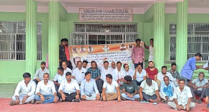 ନୟାଗଡ ଜିଲ୍ଲା ଚାଷୀକୂଳଙ୍କୁ ସାର ଯୋଗାଇବାରେ ମୋହନ ସରକାର ବିଫଳ : ଜିଲ୍ଲାବ୍ୟାପି ସାର କଳାବଜାରୀ ପାଇଁ ଜିଲ୍ଲାପାଳଙ୍କୁ ଦାୟୀ କଲା କଂଗ୍ରେସ