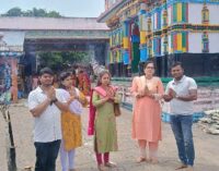 ଲଡୁବାବାଙ୍କ ମନ୍ଦିର ପ୍ରାଙ୍ଗଣରେ ଶରଣକୁଳ ମହାବିଦ୍ୟାଳୟର କର୍ମଚାରୀଙ୍କ ସମୂହ ଦୀପଦାନ