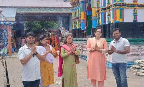 ଲଡୁବାବାଙ୍କ ମନ୍ଦିର ପ୍ରାଙ୍ଗଣରେ ଶରଣକୁଳ ମହାବିଦ୍ୟାଳୟର କର୍ମଚାରୀଙ୍କ ସମୂହ ଦୀପଦାନ