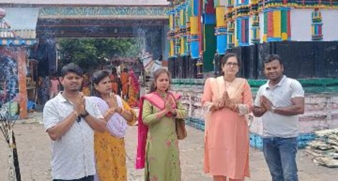 ଲଡୁବାବାଙ୍କ ମନ୍ଦିର ପ୍ରାଙ୍ଗଣରେ ଶରଣକୁଳ ମହାବିଦ୍ୟାଳୟର କର୍ମଚାରୀଙ୍କ ସମୂହ ଦୀପଦାନ