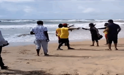 ବିଚ୍‌ରେ ଗାଧୋଇବାକୁ ମନାକଲେ ଲାଇଫଗାର୍ଡ: ଚପଲରେ ସେକିଦେଲେ ମହିଳା ପର୍ଯ୍ୟଟକ