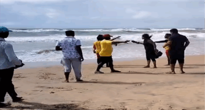 ବିଚ୍‌ରେ ଗାଧୋଇବାକୁ ମନାକଲେ ଲାଇଫଗାର୍ଡ: ଚପଲରେ ସେକିଦେଲେ ମହିଳା ପର୍ଯ୍ୟଟକ