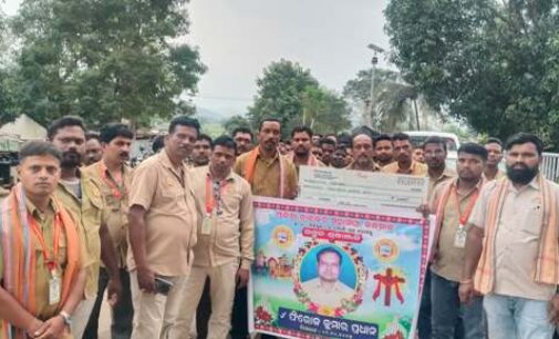 ଓଡିଶା ଡ୍ରାଇଭର ମହାସଂଘ ପକ୍ଷରୁ ମୃତ ଡ୍ରାଇଭରଙ୍କ ପରିବାର ବର୍ଗଙ୍କୁ ସହାୟତା ପ୍ରଦାନ