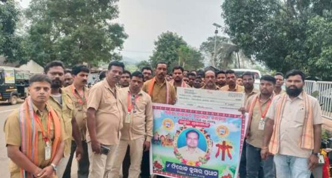 ଓଡିଶା ଡ୍ରାଇଭର ମହାସଂଘ ପକ୍ଷରୁ ମୃତ ଡ୍ରାଇଭରଙ୍କ ପରିବାର ବର୍ଗଙ୍କୁ ସହାୟତା ପ୍ରଦାନ