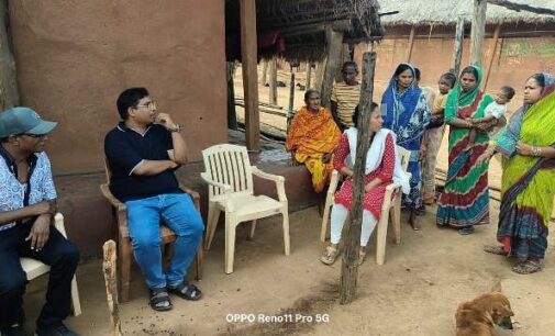 କାଚପାଜୁ ଗ୍ରାମରେ ବାଇକ ଯୋଗେ ପହଞ୍ଚି ବିଭିନ୍ନ ସମସ୍ୟା ସମ୍ପର୍କରେ ଲୋକଙ୍କ ସହ ଆଲୋଚନା କଲେ ଜିଲ୍ଲାପାଳ