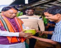ପୁରୀ ଯାଉଥିଲେ, ରାସ୍ତାରେ ଅଟକି ପଇଡ଼ ପିଇଲେ ମୁଖ୍ୟମନ୍ତ୍ରୀ ମୋହନ ଚରଣ ମାଝୀ