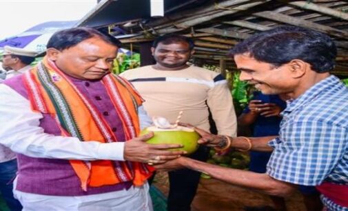 ପୁରୀ ଯାଉଥିଲେ, ରାସ୍ତାରେ ଅଟକି ପଇଡ଼ ପିଇଲେ ମୁଖ୍ୟମନ୍ତ୍ରୀ ମୋହନ ଚରଣ ମାଝୀ