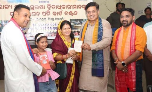 ହିତାଧିକାରୀଙ୍କୁ ନୂତନ ରାସନ କାର୍ଡ ବାଣ୍ଟିଲେ ଆଇନମନ୍ତ୍ରୀ ଓ ପୁରୀ ସାଂସଦ