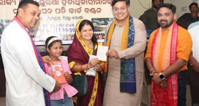 ହିତାଧିକାରୀଙ୍କୁ ନୂତନ ରାସନ କାର୍ଡ ବାଣ୍ଟିଲେ ଆଇନମନ୍ତ୍ରୀ ଓ ପୁରୀ ସାଂସଦ