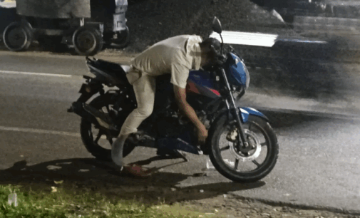 ଖାକି ଡ୍ରେସରେ ମଦ୍ୟପାନ କରି ଗାଳିଗୁଜଜ ପଡ଼ିଲା ମହଙ୍ଗା