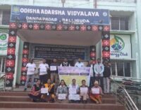 କଳାବ୍ୟାଚ ପରିଧାନ କଲେ ଓଡ଼ିଶା ଆଦର୍ଶ ବିଦ୍ୟାଳୟ ଶିକ୍ଷକ ଓ କର୍ମଚାରୀ : ୧୩ ଦଫା ଦାବିରେ ଆନ୍ଦୋଳନ