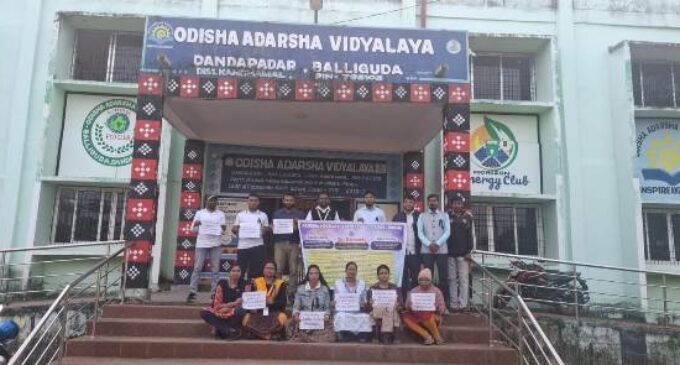 କଳାବ୍ୟାଚ ପରିଧାନ କଲେ ଓଡ଼ିଶା ଆଦର୍ଶ ବିଦ୍ୟାଳୟ ଶିକ୍ଷକ ଓ କର୍ମଚାରୀ : ୧୩ ଦଫା ଦାବିରେ ଆନ୍ଦୋଳନ