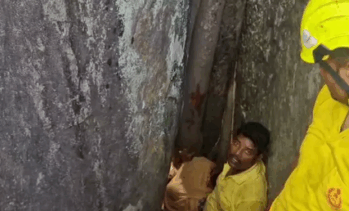 ୬ ଘଣ୍ଟାର ଅପରେସନ୍ ପରେ ପଥର ମଝିରୁ ମହିଳା ଉଦ୍ଧାର, ଉଦ୍ଧାର ପରେ ସମ୍ବଲପୁର ମେଡିକାଲରେ ଭର୍ତ୍ତି