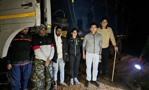 ବାଲେଶ୍ୱର : ଜିଲ୍ଲା ପ୍ରଶାସନ ଏବଂ ପୋଲିସ ଜଳେଶ୍ୱର ତହସିଲ ଅଧୀନ ଚାଲନ୍ତି ଅଞ୍ଚଳରେ ଅବୈଧ ବାଲି ଉତ୍ଥାନ ଓ ପରିବହନ ବିରୋଧରେ ଏକ ଅକସ୍ମାତ୍ ଚଢ଼ଉ