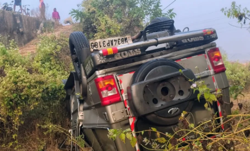 ପୋଲରୁ ତଳକୁ ଖସିଲା ବୋଲେରୋ : ଦୁର୍ଘଟଣାରେ ୩ ଗୁରୁତର, ୫ ଆହତ