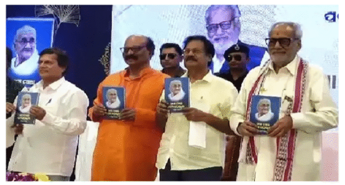 Odisha’s former Governor Ganeshi Lal unveils KIIT-KISS founder Achyuta Samanta’s book ‘Mo Maa Mo Prerana’