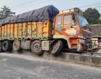 କଚେରି ଛକ ଡିଭାଇଡର ଉପରେ ଚଢ଼ିଗଲା ଟ୍ରକ୍,ଅଳ୍ପକେ ବର୍ତ୍ତିଗଲା ଜନଜୀବନ