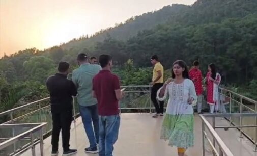 ଦାରିଙ୍ଗବାଡ଼ିରେ ରବିବାର ଛୁଟିରେ ପର୍ଯ୍ୟଟକଙ୍କ ଭିଡ଼ : ବିଦ୍ୟୁତ କାଟ ନିରାଶ କରିଲା