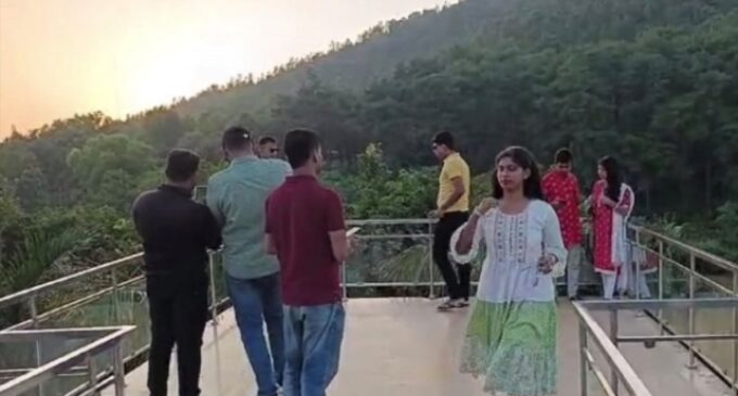 ଦାରିଙ୍ଗବାଡ଼ିରେ ରବିବାର ଛୁଟିରେ ପର୍ଯ୍ୟଟକଙ୍କ ଭିଡ଼ : ବିଦ୍ୟୁତ କାଟ ନିରାଶ କରିଲା