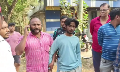 ବନ୍ଧୁକ ନେଇ ଆହାର କେନ୍ଦ୍ରକୁ ଆସିଥିଲା, ଧରାପଡ଼ିଯିବାରୁ ପାଚେରୀ ଡେଇଁ ଦୌଡ଼ିଲା : ଗୋଡ଼ାଇ ଗୋଡ଼ାଇ ଧରିଲେ ଲୋକେ