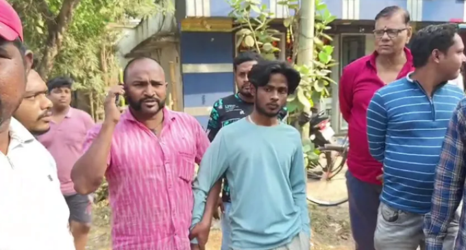 ବନ୍ଧୁକ ନେଇ ଆହାର କେନ୍ଦ୍ରକୁ ଆସିଥିଲା, ଧରାପଡ଼ିଯିବାରୁ ପାଚେରୀ ଡେଇଁ ଦୌଡ଼ିଲା : ଗୋଡ଼ାଇ ଗୋଡ଼ାଇ ଧରିଲେ ଲୋକେ