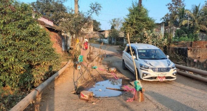 ବାଲିଗୁଡାଠାରୁ ସାଡିଙ୍ଗିଆ ରାସ୍ତା ଅବସ୍ଥା ଅତି ଶୋଚନୀୟ ପୋଲ ମଝିରେ ବଡ଼ ଗର୍ତ୍ତ ସୃଷ୍ଟି: ଦୁର୍ଘଟଣା ଆଶଙ୍କା