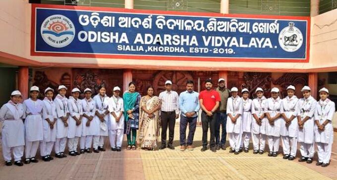 ଜାତୀୟ ସଡ଼କ ସୁରକ୍ଷା ମାସ ଉଦ୍ୟେଶରେ ଖୋର୍ଦ୍ଧା ଆଦର୍ଶ ବିଦ୍ୟାଳୟ ପକ୍ଷରୁ ସଡ଼କ ସୁରକ୍ଷା ସଚେତନତା,ପିତାମାତାଙ୍କୁ ହେଲମେଟ ବ୍ୟବହାର ବାଧ୍ୟ କରିବା ପାଇଁ ଛାତ୍ରଛାତ୍ରୀ ନେଲେ ଶପଥ