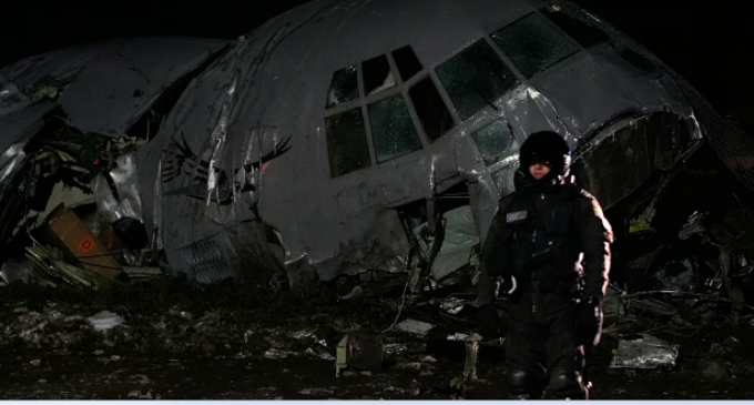 15 killed after Bolivian Air Force plane carrying new banknotes crashes on busy road