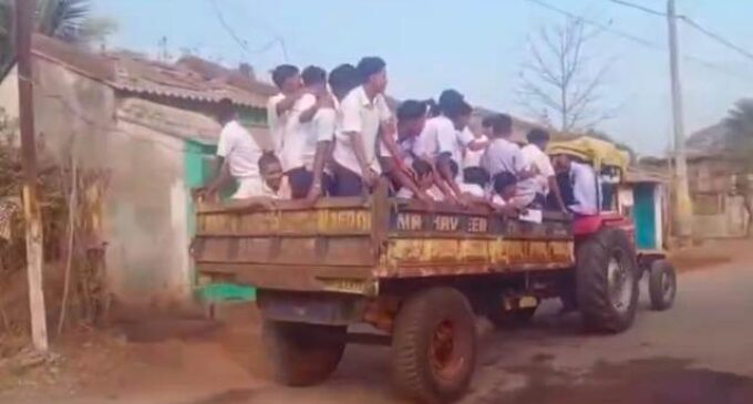 ଛାତ୍ର ଙ୍କ ଭବିଷ୍ୟତ ଓ ସୁରକ୍ଷା ପାଇଁ ଉତ୍ତରଦାୟୀ କିଏ ?? : ମେଟ୍ରିକ୍ ପରୀକ୍ଷା ଦେବାକୁ ଟ୍ରାକ୍ଟରରେ ଗଲେ ଛାତ୍ର