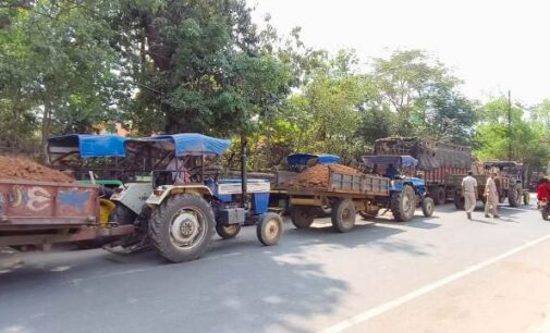 ବେଆଇନ୍ ମୋରମ୍ ଚାଲାଣ ବେଳେ ପୋଲିସ୍ ପକ୍ଷରୁ ଚଢ଼ାଉ : ୨ଟି ଜେସିବି ସହ ୫ ଟି ଟ୍ରାକ୍ଟର ଜବତ