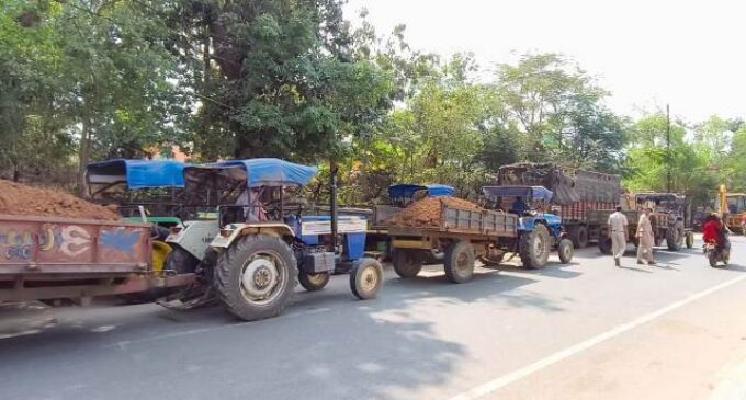 ବେଆଇନ୍ ମୋରମ୍ ଚାଲାଣ ବେଳେ ପୋଲିସ୍ ପକ୍ଷରୁ ଚଢ଼ାଉ : ୨ଟି ଜେସିବି ସହ ୫ ଟି ଟ୍ରାକ୍ଟର ଜବତ