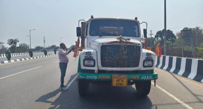 ମାଙ୍କଡ଼ା ବୋଝେଇ ଟ୍ରକ ଜବତ, ଚାଳକ ଫେରାର, ଖଣିଜ ଲୁଟକୁ ବରଦାସ୍ତ କରାଯିବ ନାହିଁ-ଅତିରିକ୍ତ ତହସିଲଦାର