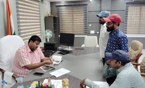 ବ୍ଲକ କାର୍ଯ୍ୟାଳୟ ମୁଖ୍ୟ ଫାଟକରେ ଗାଡ଼ି ପାର୍କିଂକୁ ବିରୋଧ କରି ଜିଲ୍ଲାପାଳଙ୍କୁ ଅଭିଯୋଗ