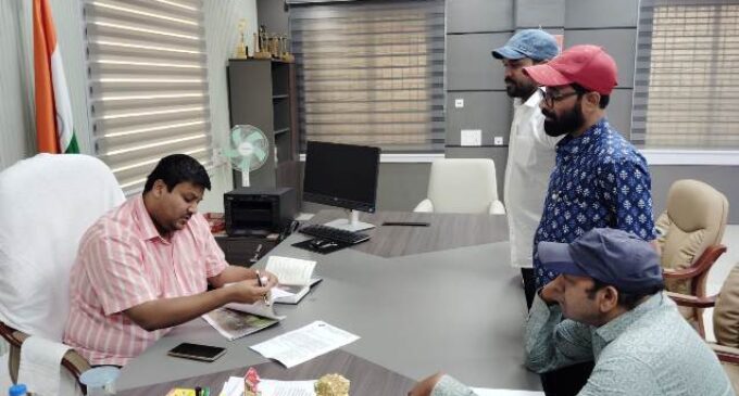 ବ୍ଲକ କାର୍ଯ୍ୟାଳୟ ମୁଖ୍ୟ ଫାଟକରେ ଗାଡ଼ି ପାର୍କିଂକୁ ବିରୋଧ କରି ଜିଲ୍ଲାପାଳଙ୍କୁ ଅଭିଯୋଗ