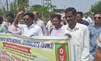 ଜିଲ୍ଲା ପ୍ରଶାସନ ର ଭୁଲ ନିଷ୍ପତ୍ତି ବିରୋଧରେ ପ୍ରତିବାଦ କଲା ସମ୍ମିଳିତ କର୍ମଜୀବି ସାମ୍ବାଦିକ ସଙ୍ଘ ,ଶେଷରେ ପୂର୍ବ ନିଷ୍ପତ୍ତିକୁ ପ୍ରତ୍ୟାହାର କଲା ଜିଲ୍ଲା ପ୍ରଶାସନ।