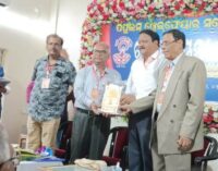 ନୈତିକ ଶିକ୍ଷା ପ୍ରଚଳନ ଆଲୋଚନା ଚକ୍ରରେ ଜିଲ୍ଲାପାଳଙ୍କ ଦ୍ଵାରା ବରଦା ଦାସ ସମ୍ବର୍ଦ୍ଧିତ