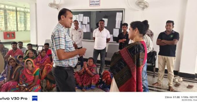 ପଥର ଖଣି ବିସ୍ପୋରଣ ନେଇ ଗ୍ରାମବାସୀଙ୍କ ପକ୍ଷରୁ ଜିଲ୍ଲାପାଳଙ୍କ କାର୍ଯ୍ୟାଳୟ ସମ୍ମୁଖରେ ଧାରଣା, ବସିଥିବା ମହିଳା ଅଚେତ ଅବସ୍ଥାରେ ଚିକିତ୍ସାଳୟରେ ଭର୍ତ୍ତି