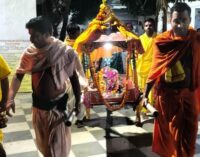 ରାଧା ଗୋବିନ୍ଦ ବିମାନରେ ଝୁଲି ଝୁଲି ସାହି ପରିକ୍ରମା କରି ଭୋଗ ଖାଉଛନ୍ତି : ପୂଜା ପାଉଛନ୍ତି ଦୋଳ ବିମାନରେ ରାଧା କୃଷ୍ଣ
