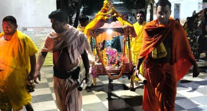 ରାଧା ଗୋବିନ୍ଦ ବିମାନରେ ଝୁଲି ଝୁଲି ସାହି ପରିକ୍ରମା କରି ଭୋଗ ଖାଉଛନ୍ତି : ପୂଜା ପାଉଛନ୍ତି ଦୋଳ ବିମାନରେ ରାଧା କୃଷ୍ଣ