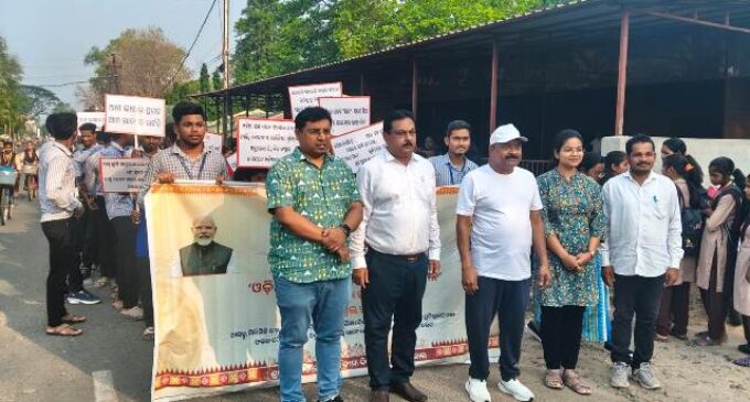 ବୌଦ୍ଧରେ ବିଭିନ୍ନ ବ୍ୟବସାୟିକ ପ୍ରତିଷ୍ଠାନର ନାମ ଫଳକ ଓଡିଆରେ ଲେଖିବା ପାଇଁ ସଚେତନତା ଶୋଭାଯାତ୍ରା