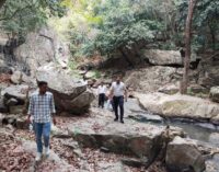 ଦାରିଙ୍ଗବାଡ଼ି ବ୍ଲକର ଦୁର୍ଗମ ଅଞ୍ଚଳରେ ବିଭିନ୍ନ ପ୍ରକଳ୍ପର ତଦାରଖ କଲେ କନ୍ଧମାଳ ଜିଲ୍ଲାପାଳ
