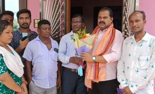 ଜିଲ୍ଲା ଆଉଟ ସୋର୍ସିଂ କର୍ମଚାରୀ ମହାସଂଘ ପକ୍ଷରୁ ବୌଦ୍ଧ ବିଧାୟକଙ୍କୁ ଦାବିପତ୍ର ପ୍ରଦାନ